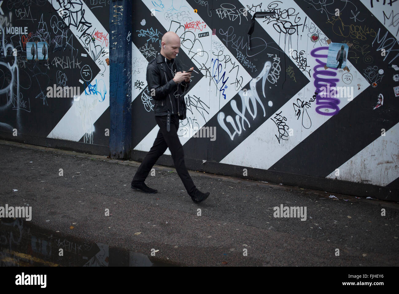 Chevrons noir et blanc, rayures, graffitis le long de Brick Lane, Londres, Royaume-Uni. Banque D'Images