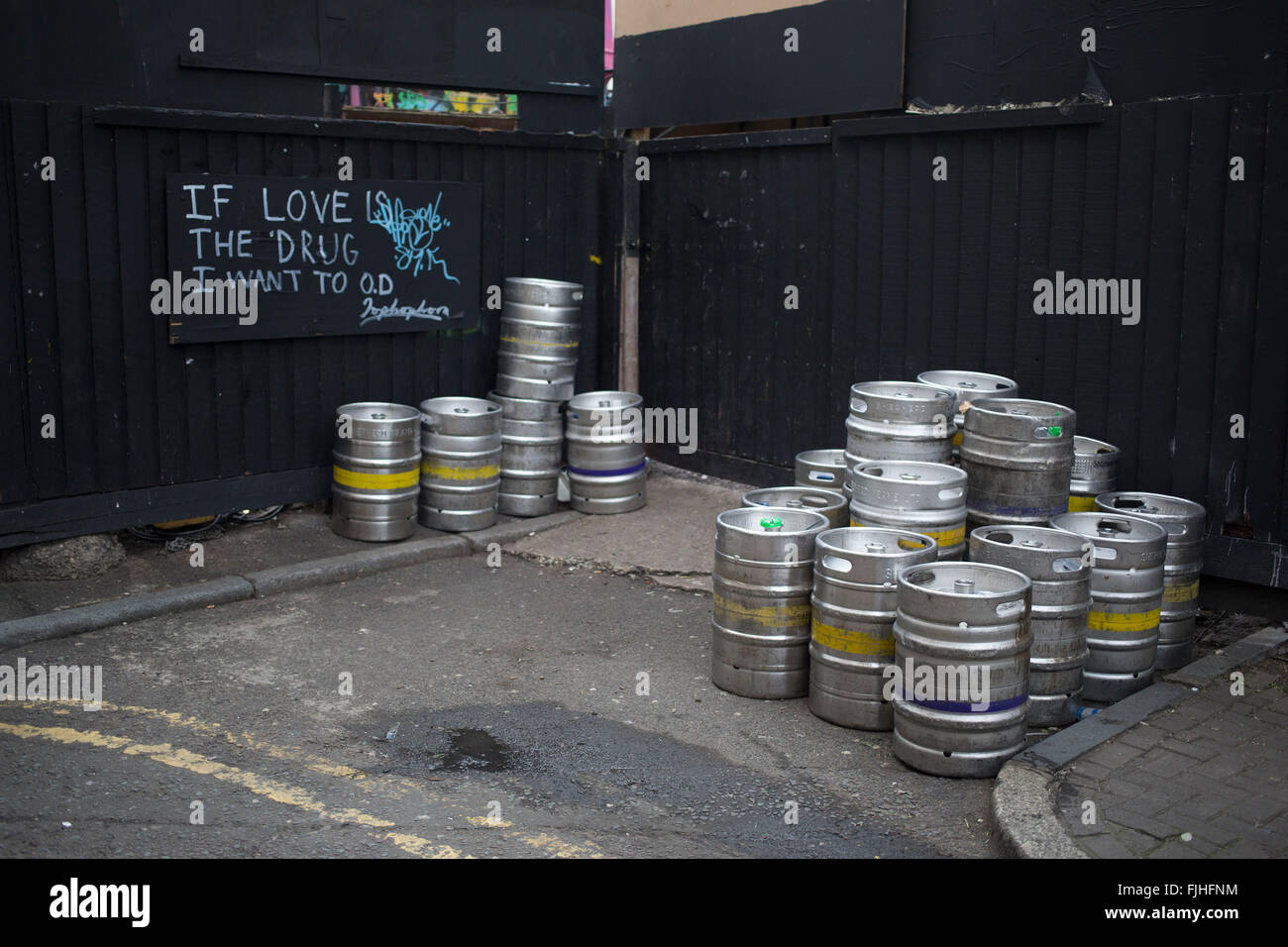 Les fûts de bière vides à l'extérieur d'un bar à Hoxton, London, UK. Cette scène contient également certains des graffiti street art ironique. Lecture : si l'amour était le médicament, je tiens à OD. Banque D'Images