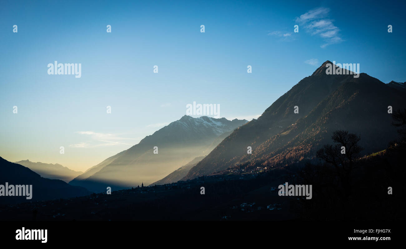 Coucher du soleil dans l'alp montagnes près de Merano, le Tyrol du sud Banque D'Images