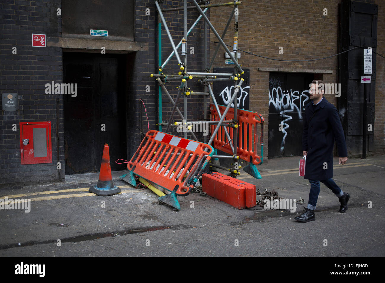 Hippie chic marcher le long Redchurch Street à Hoxton, London, UK. Cette zone est connue pour ses hipsters et les jeunes qui, comme une tribu de fashionistas, travailler soigneusement sur leur style et l'apparence, au grand amusement des autres en dehors de cette sous-culture. Banque D'Images