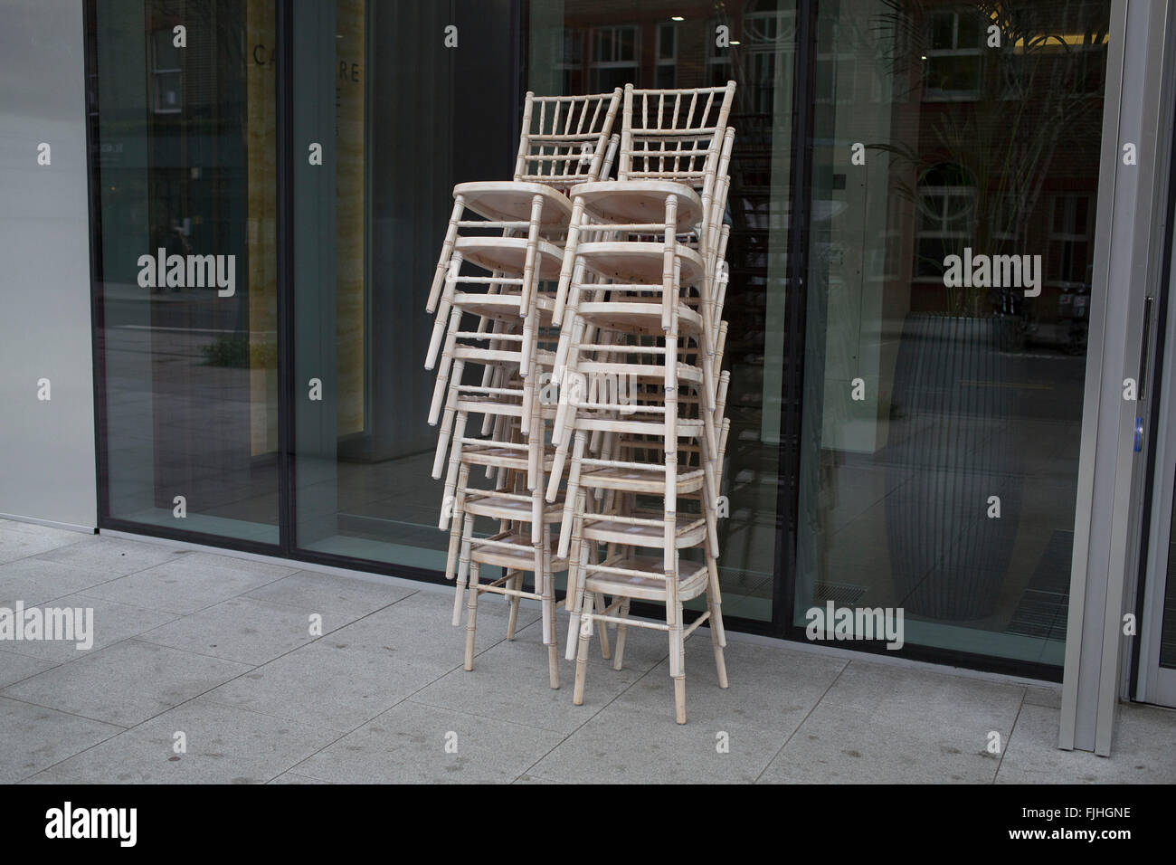 Pile de chaises à l'extérieur d'un hôtel dans la ville de Londres, Royaume-Uni. Banque D'Images