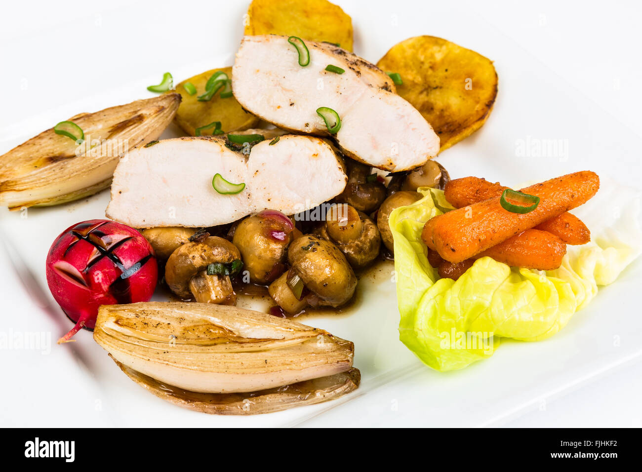 Sauté de poulet aux champignons, échalotes et carottes glacées Banque D'Images