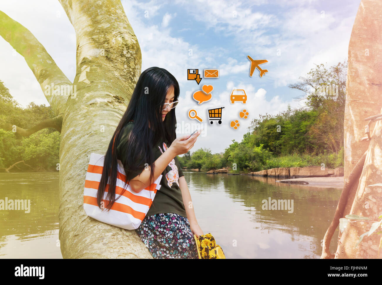 Les femmes au regard regard myopie téléphone mobile en vous détendre jour de vacances, concept d'une dépendance à internet ou vous détendre en vacances Banque D'Images