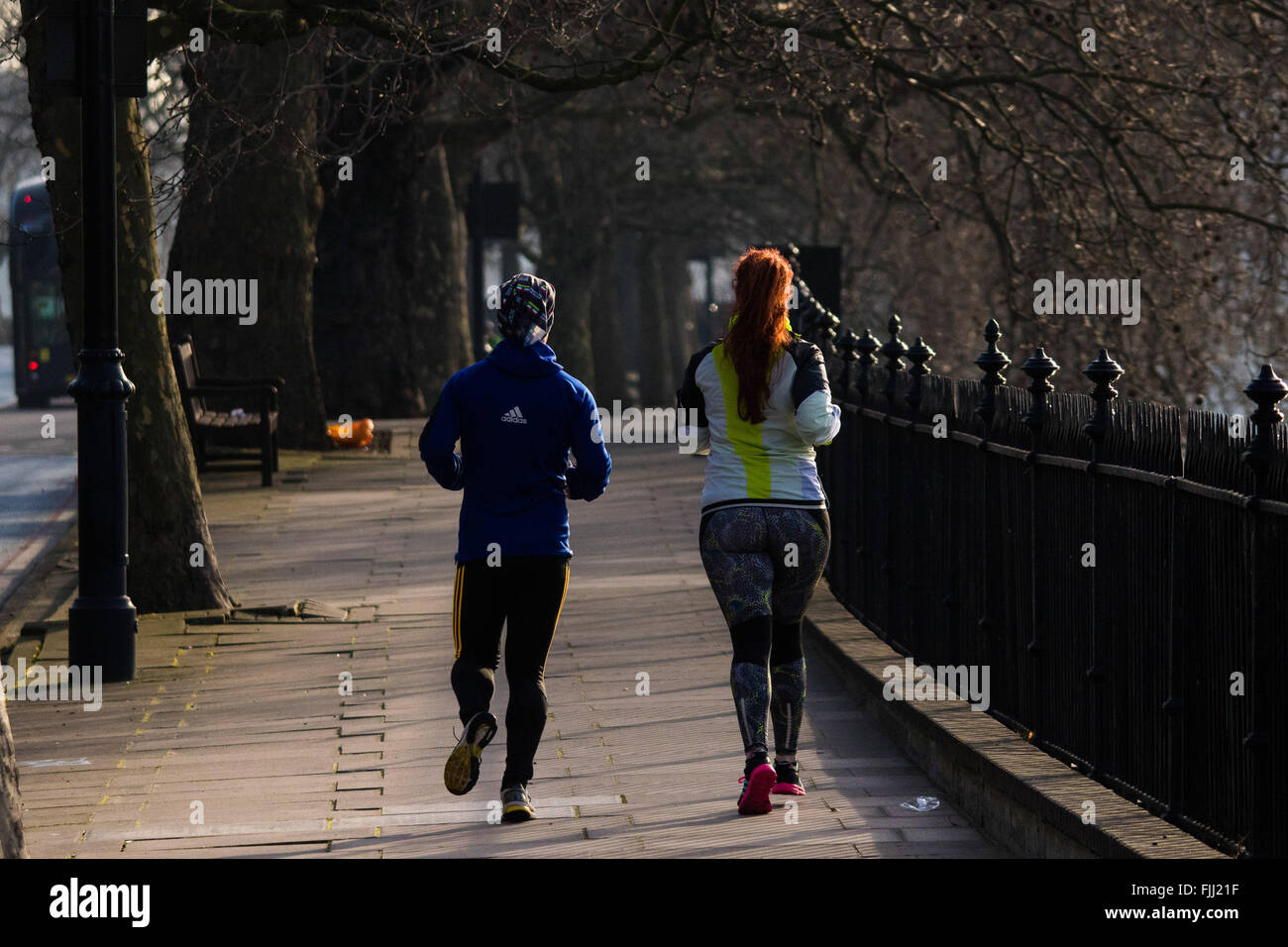 Londres, 24 février 2016. À côté de la jog coureurs Tamise comme le soleil se lève sur un matin froid mais claire Londres. Banque D'Images
