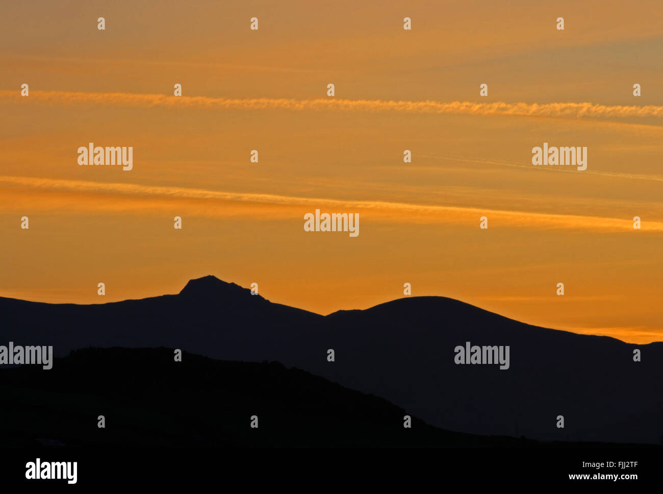 Silhouette de Cadir Idris de Tywyn au lever du soleil Banque D'Images