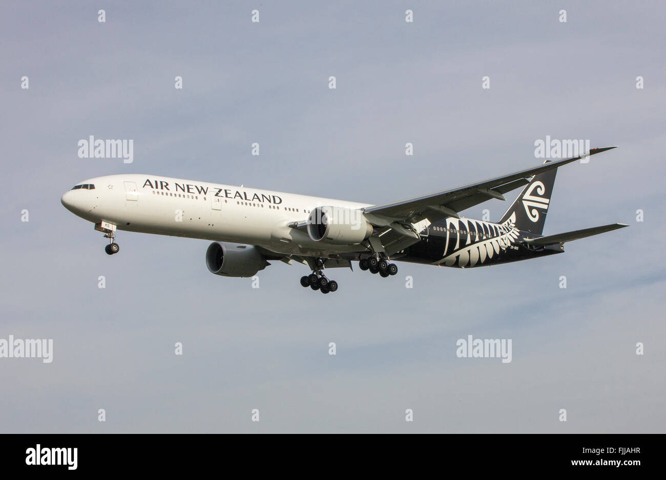 Boeing 777 Air New Zealand Airlines à l'atterrissage à l'aéroport de Londres Heathrow LHR Banque D'Images
