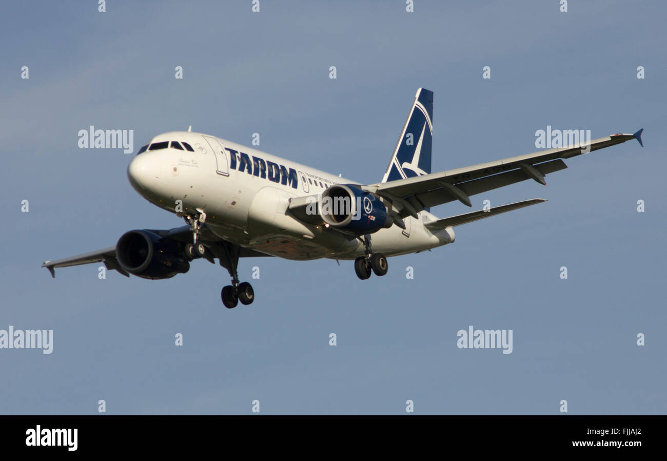 Airbus A318 Tarom Airlines à l'atterrissage à l'aéroport de Londres Heathrow LHR Banque D'Images