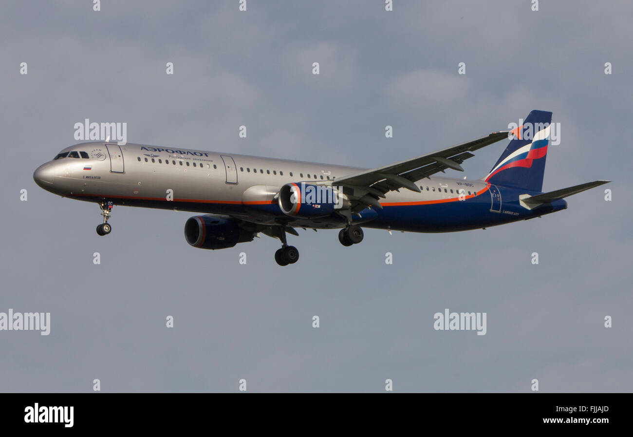 Airbus A321 Aeroflot Russian Airlines à l'atterrissage à l'aéroport de Londres Heathrow LHR Banque D'Images