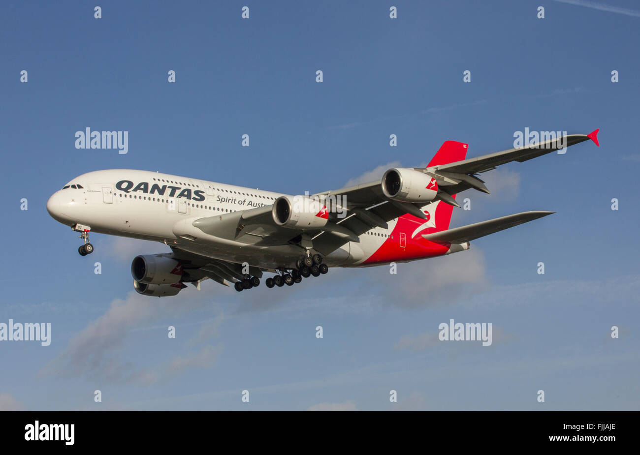 Airbus A380 Qantas Airlines à l'atterrissage à l'aéroport de Londres Heathrow LHR Banque D'Images