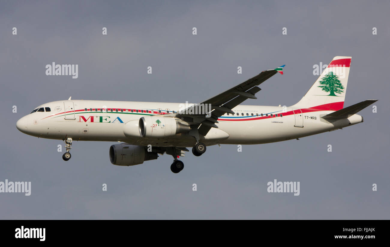 Airbus A320 de la MEA Middle East Airlines à l'atterrissage à l'aéroport de Londres Heathrow LHR Banque D'Images