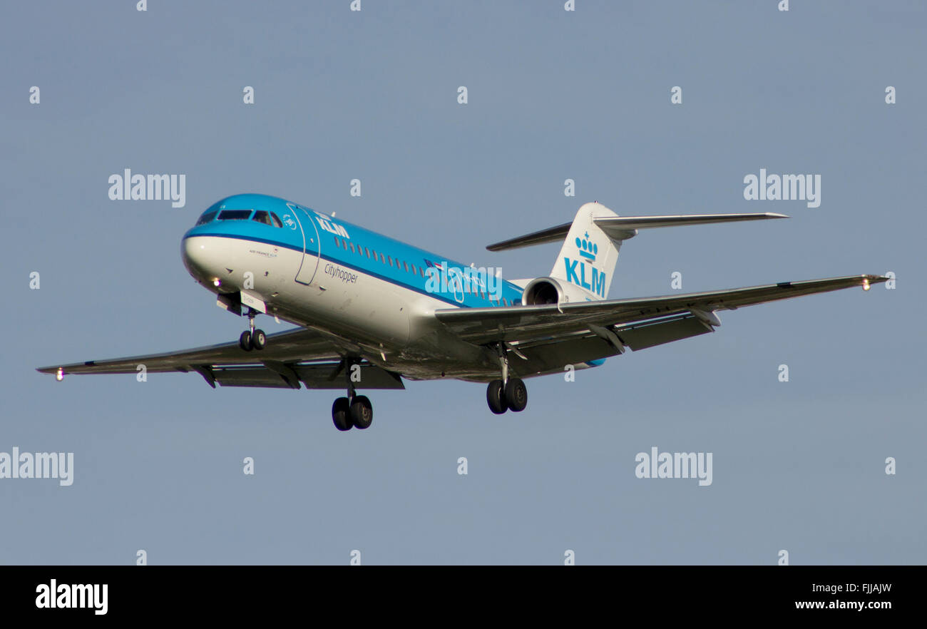 Fokker 70 KLM City Hopper Airlines à l'atterrissage à l'aéroport de Londres Heathrow LHR Banque D'Images