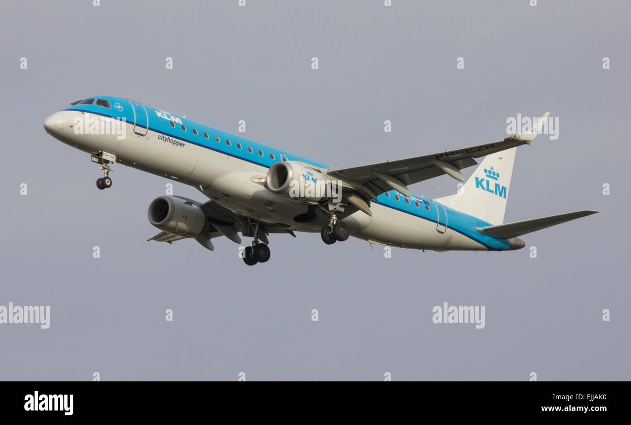 Embraer ERJ-190 KLM City Hopper Airlines à l'atterrissage à l'aéroport de Londres Heathrow LHR Banque D'Images