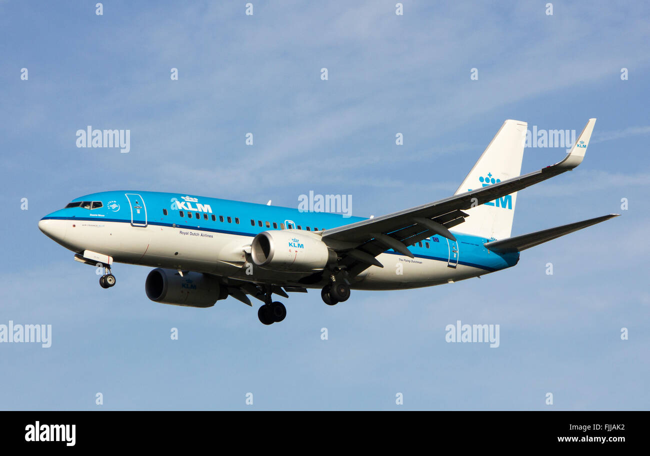 Boeing 737 KLM Airlines à l'atterrissage à l'aéroport de Londres Heathrow LHR Banque D'Images