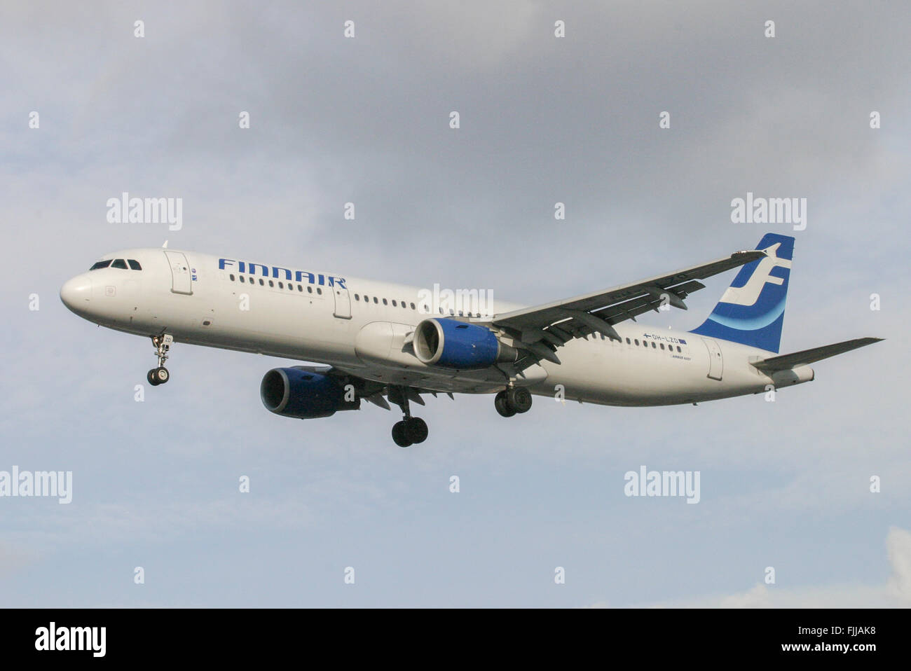 Airbus A321 de Finnair Airlines à l'atterrissage à l'aéroport de Londres Heathrow LHR Banque D'Images