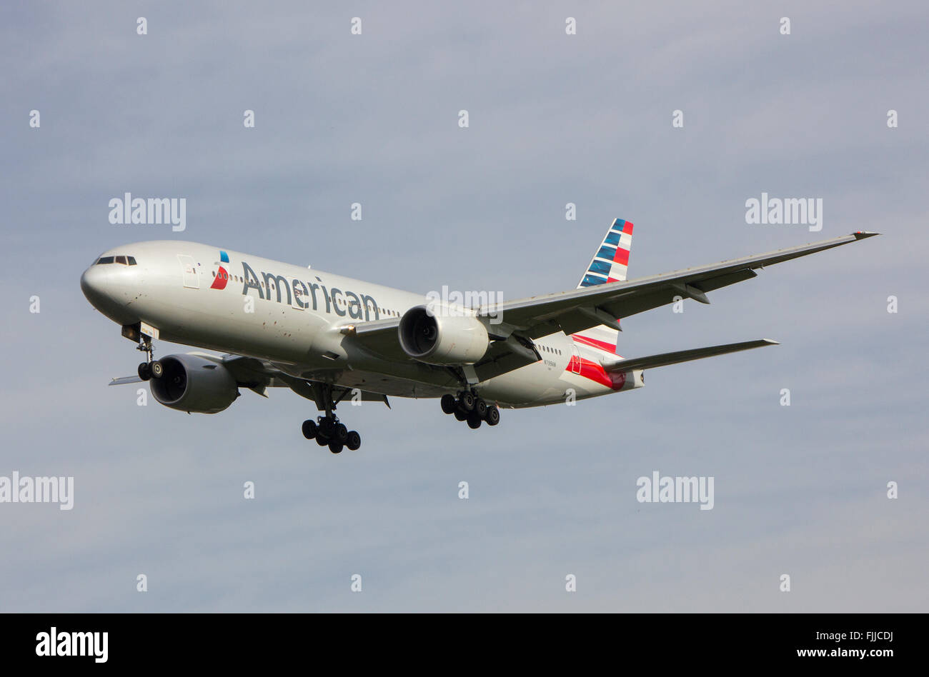 Boeing 777 American Airlines à l'atterrissage à l'aéroport de Londres Heathrow LHR Banque D'Images