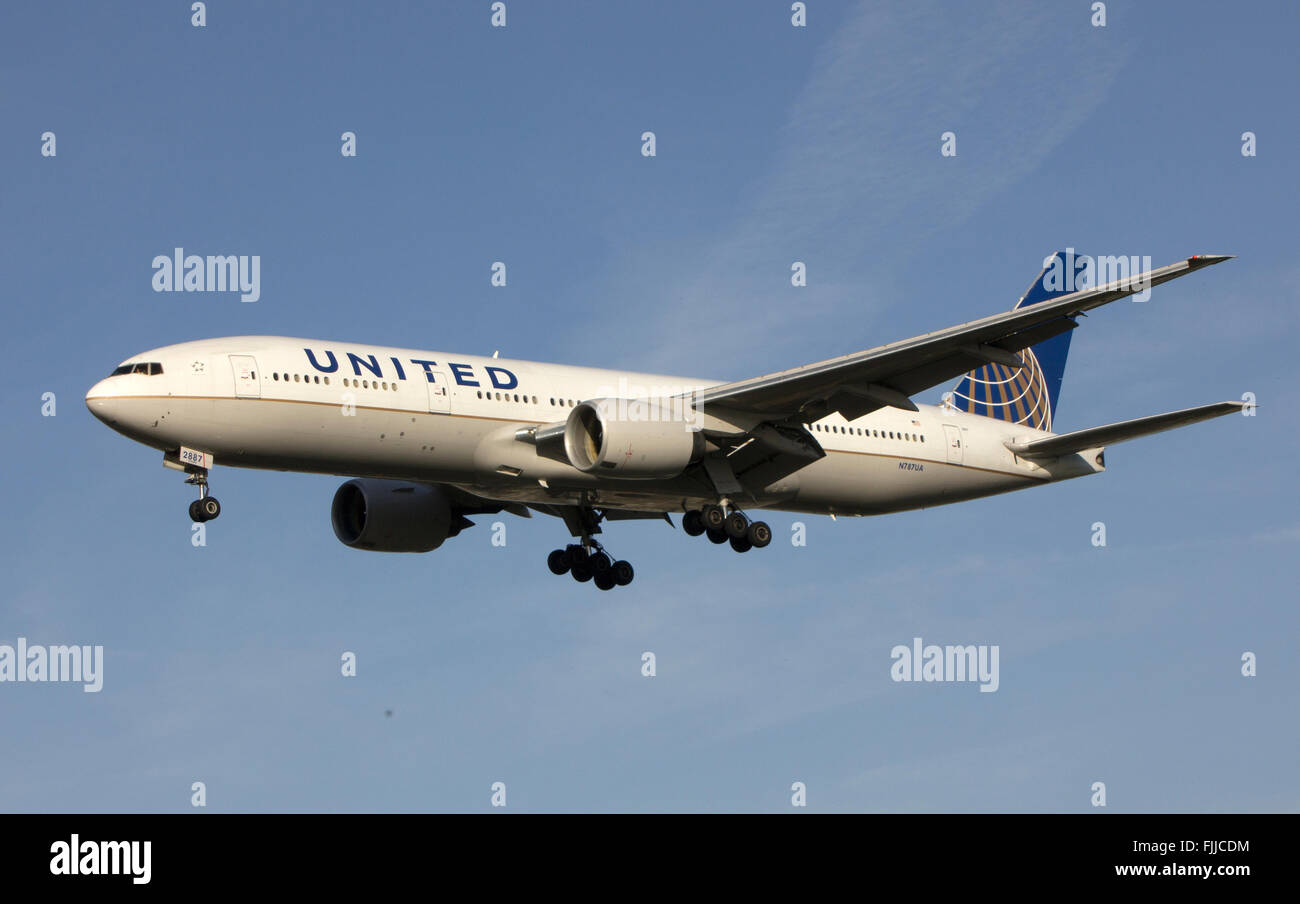 Boeing 777 United Airlines à l'atterrissage à l'aéroport de Londres Heathrow LHR Banque D'Images