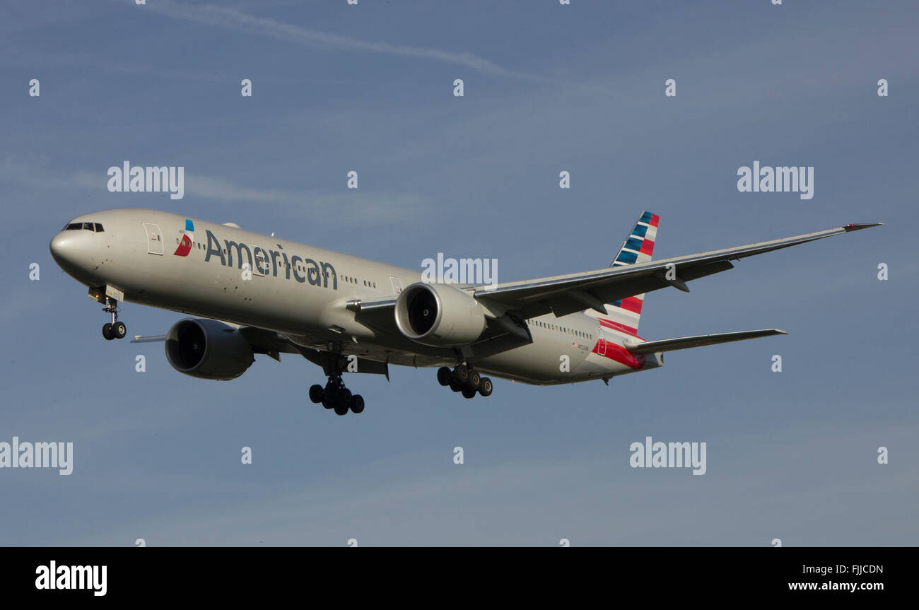 Boeing 777 American Airlines à l'atterrissage à l'aéroport de Londres Heathrow LHR Banque D'Images