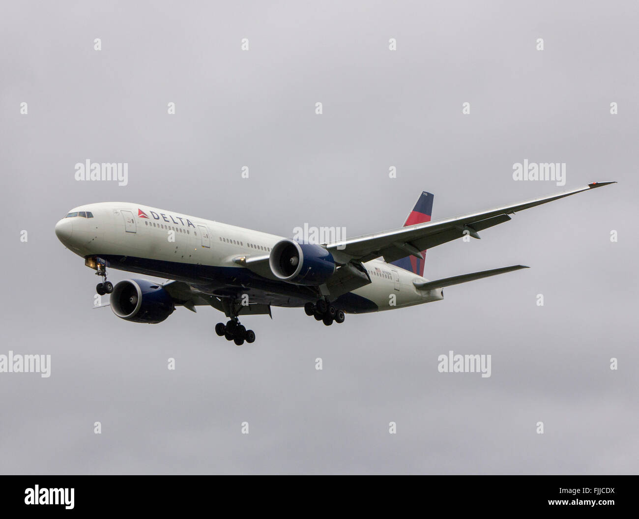 Delta Airlines Boeing 777 à l'atterrissage à l'aéroport de Londres Heathrow LHR Banque D'Images