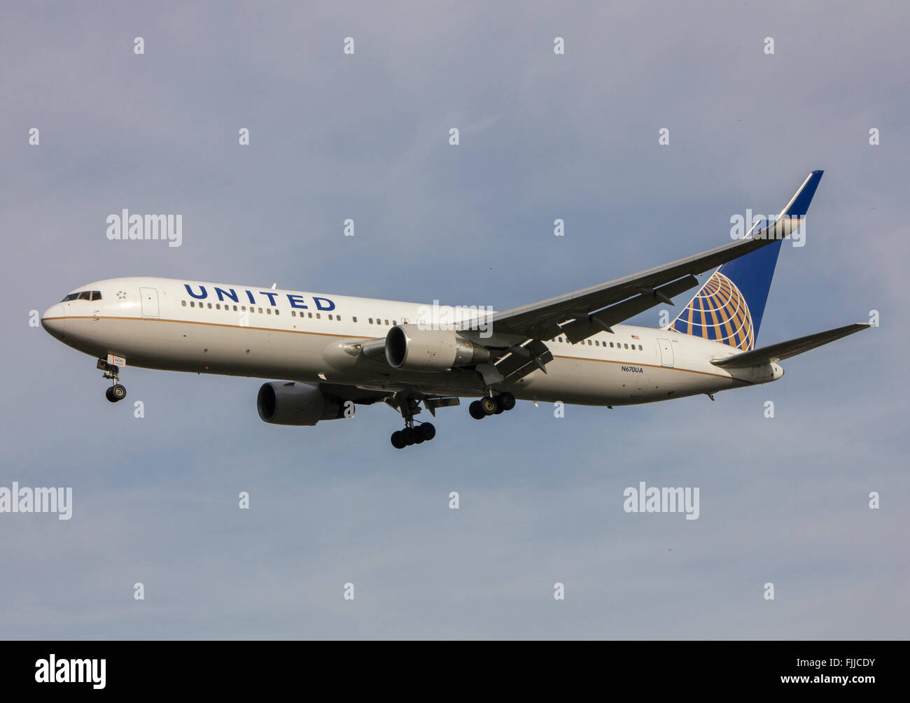 Boeing 767 United Airlines à l'atterrissage à l'aéroport de Londres Heathrow LHR Banque D'Images