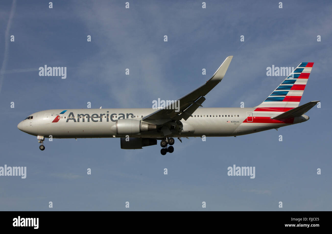 American Airlines Boeing 767 à l'atterrissage à l'aéroport de Londres Heathrow LHR Banque D'Images