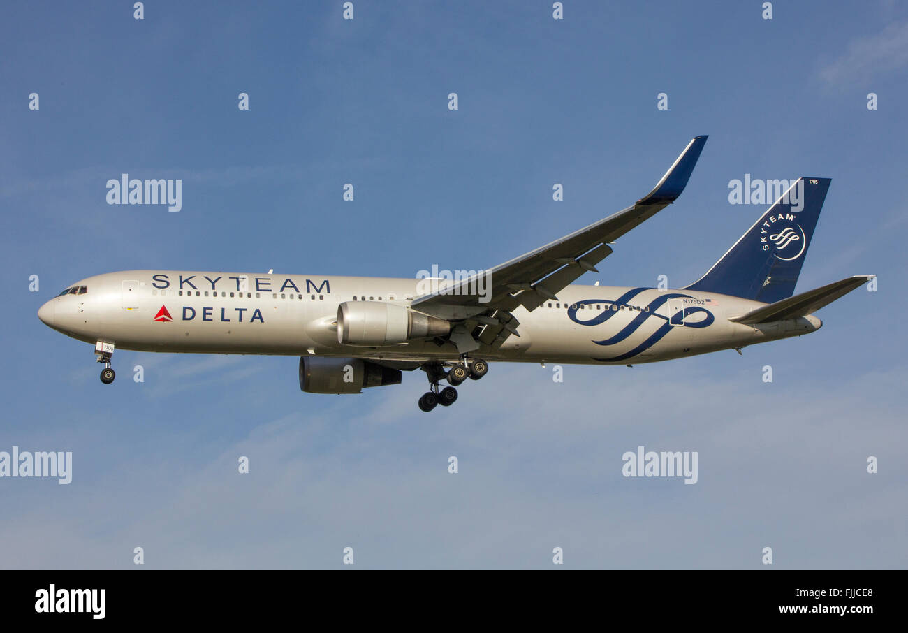 Boeing 767 de Delta Airlines Skyteam à l'atterrissage à l'aéroport de Londres Heathrow LHR Banque D'Images