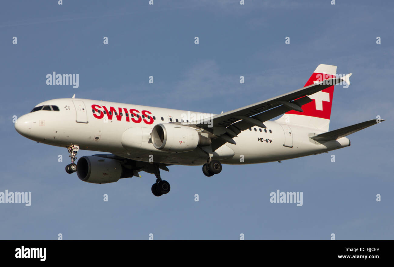 Airbus A319 de Swiss Airlines à l'atterrissage à l'aéroport de Londres Heathrow LHR Banque D'Images