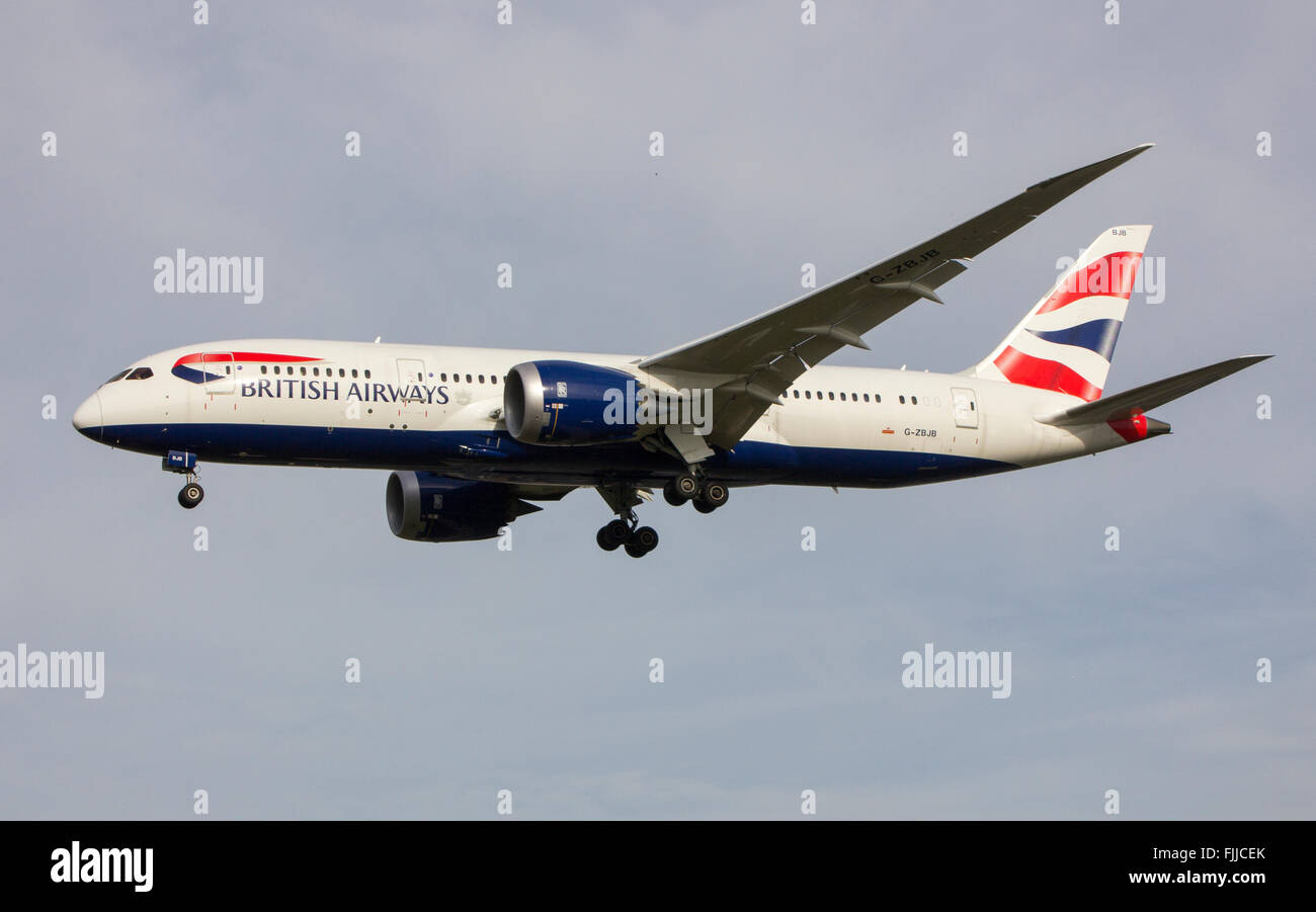 Boeing 787 Dreamliner Airlines British Airways à l'atterrissage à l'aéroport de Londres Heathrow LHR Banque D'Images