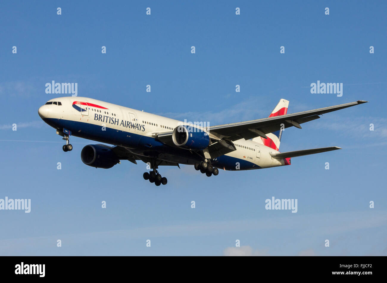 Boeing 777 compagnies aériennes British Airways à l'atterrissage à l'aéroport de Londres Heathrow LHR Banque D'Images