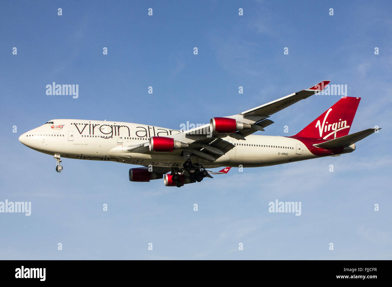 Boeing 747 Virgin Atlantic Airlines à l'atterrissage à l'aéroport de Londres Heathrow LHR Banque D'Images