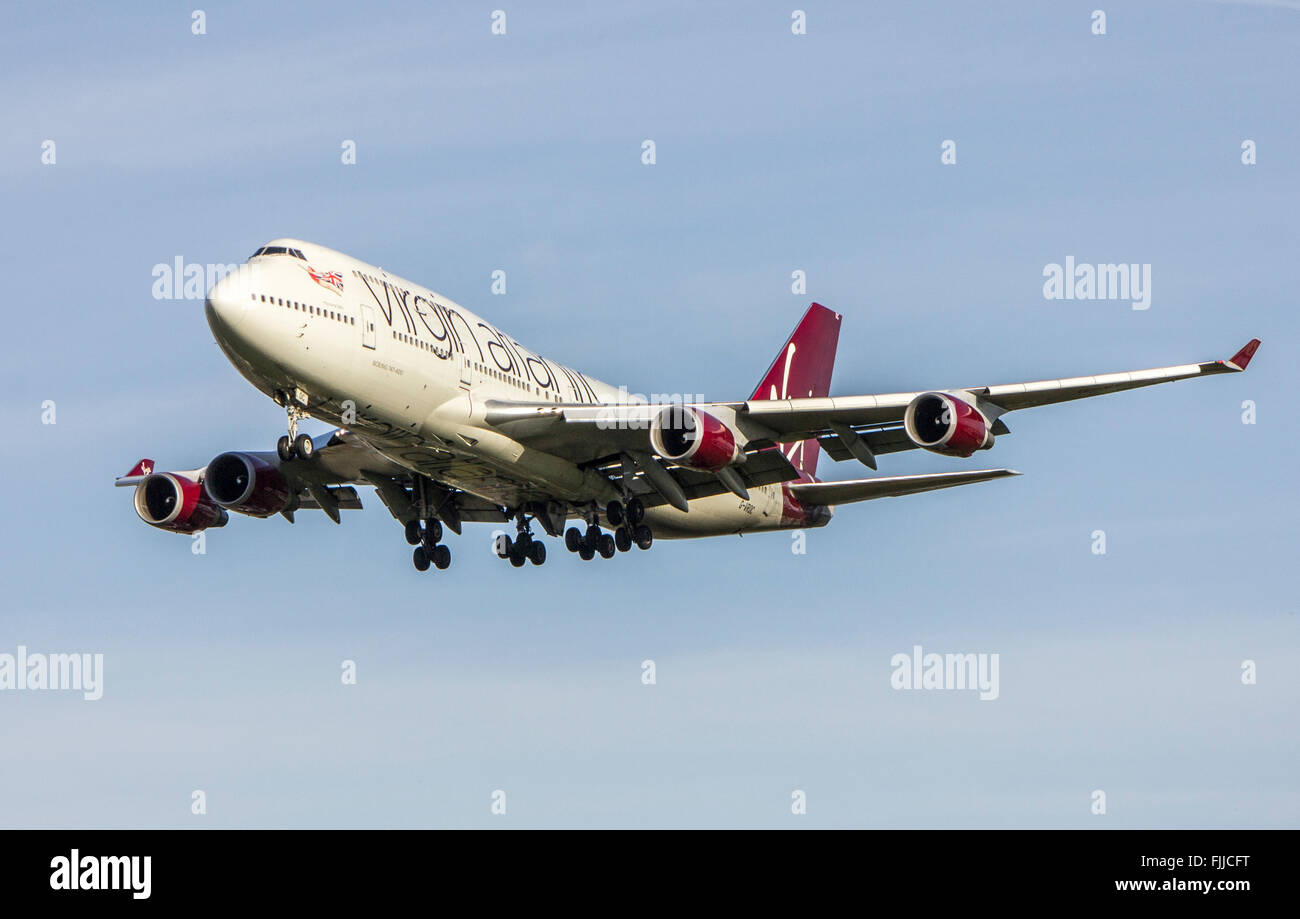 Boeing 747 Virgin Atlantic Airlines à l'atterrissage à l'aéroport de Londres Heathrow LHR Banque D'Images