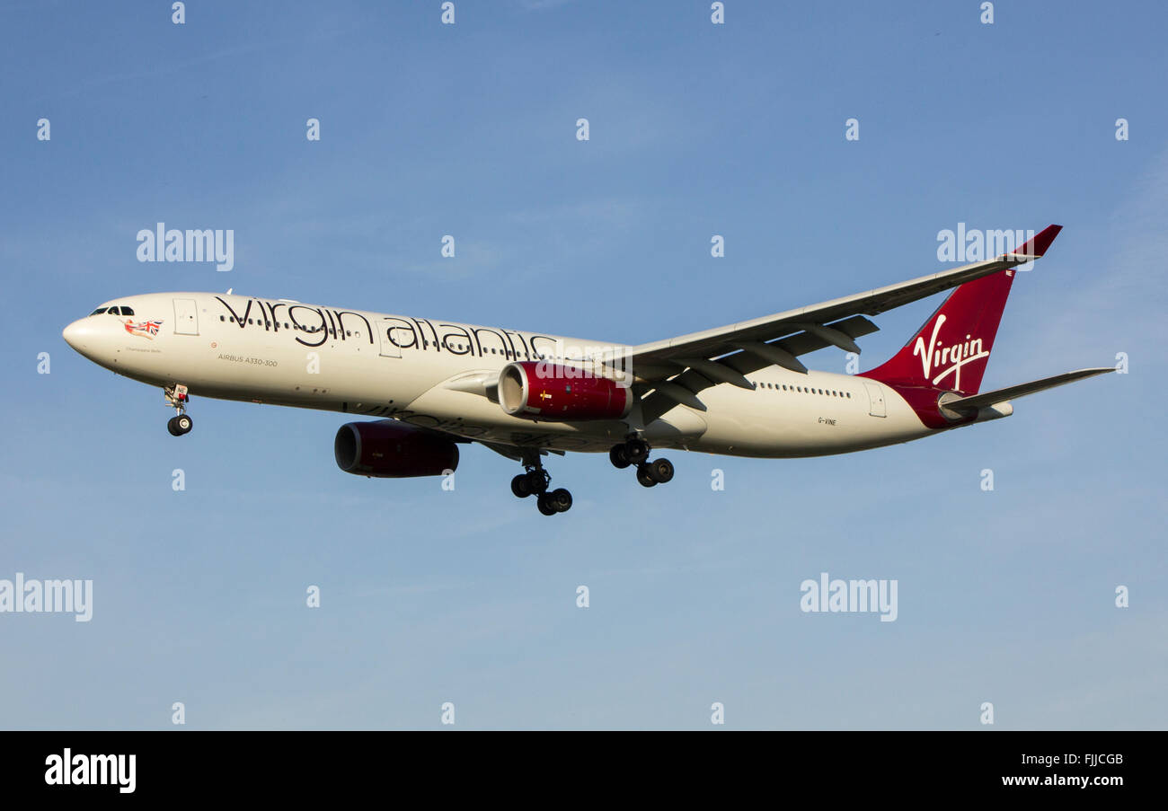 Airbus A300 Virgin Atlantic Airlines à l'atterrissage à l'aéroport de Londres Heathrow LHR Banque D'Images