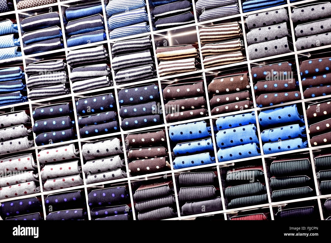 Cravates de soie différents paniers sur des étagères dans un magasin Banque D'Images
