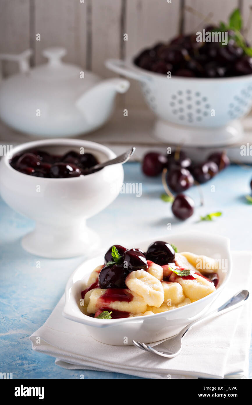 Gnocchi au fromage cottage avec la sauce aux cerises Banque D'Images