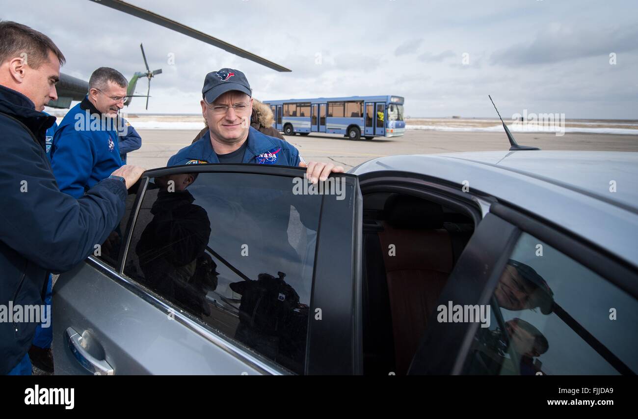 L'astronaute américain Scott Kelly monte dans une voiture après votre arrivée à l'aéroport le Zhezkzgan à bord de l'hélicoptère de récupération après l'atterrissage à bord du Soyouz TMA-18M russe sonde Mars 2, 2016 à Zhezkazgan, au Kazakhstan. Kelly est revenu avec équipage mate cosmonaut Mikhail Kornienko après l'achèvement d'une station spatiale internationale année record-longue mission en collaboration avec d'autres cosmonaute russe Sergueï Volkov a passé six mois sur la station. Banque D'Images