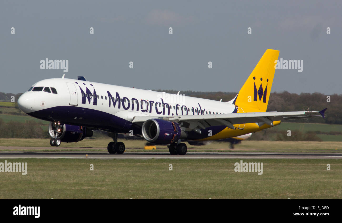 Airbus A318 Monarch Airways à l'atterrissage à l'aéroport de Luton Banque D'Images