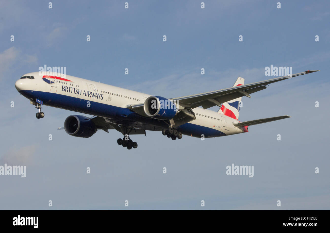 Boeing 777 compagnies aériennes British Airways à l'atterrissage à l'aéroport de Londres Heathrow LHR Banque D'Images