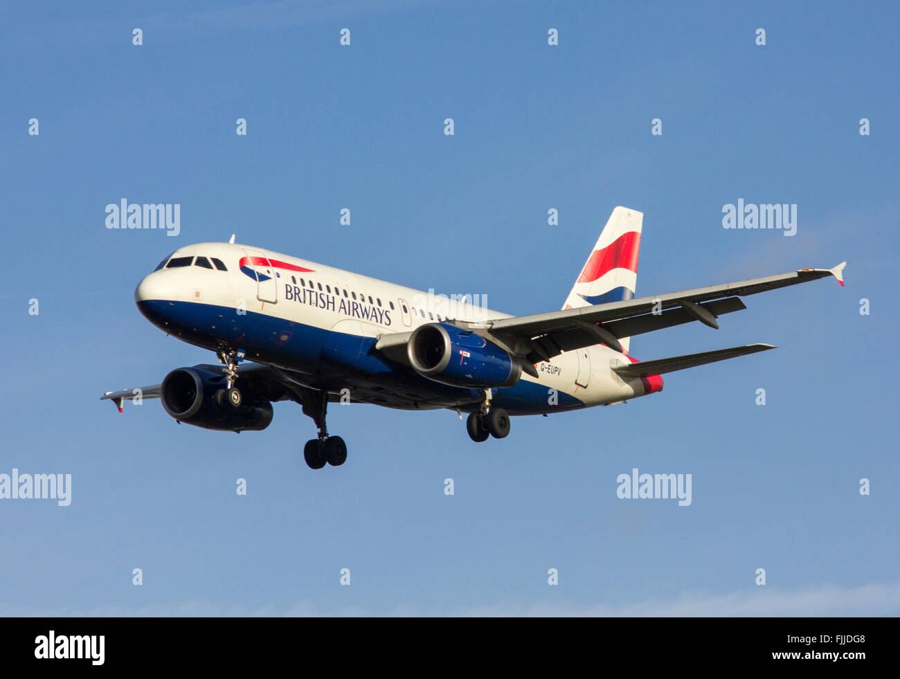 Airbus A319 Airlines British Airways à l'atterrissage à l'aéroport de Londres Heathrow LHR Banque D'Images
