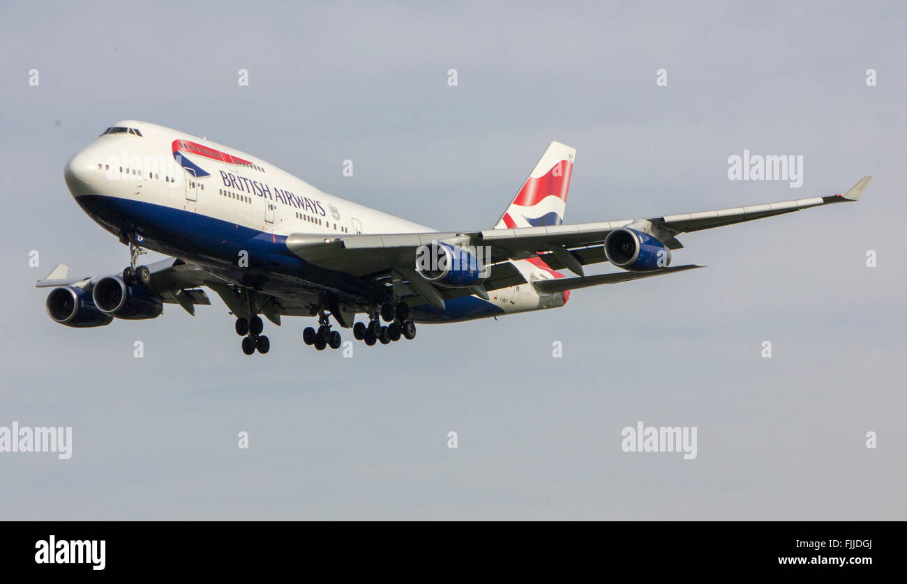 Boeing 747 compagnies aériennes British Airways à l'atterrissage à l'aéroport de Londres Heathrow LHR Banque D'Images