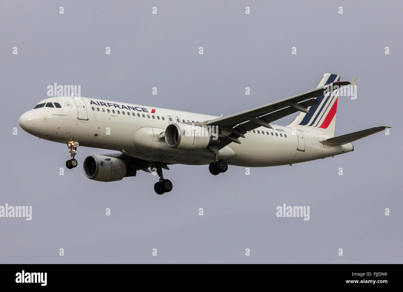 Airbus A320 Air France Airlines à l'atterrissage à l'aéroport de Londres Heathrow LHR Banque D'Images