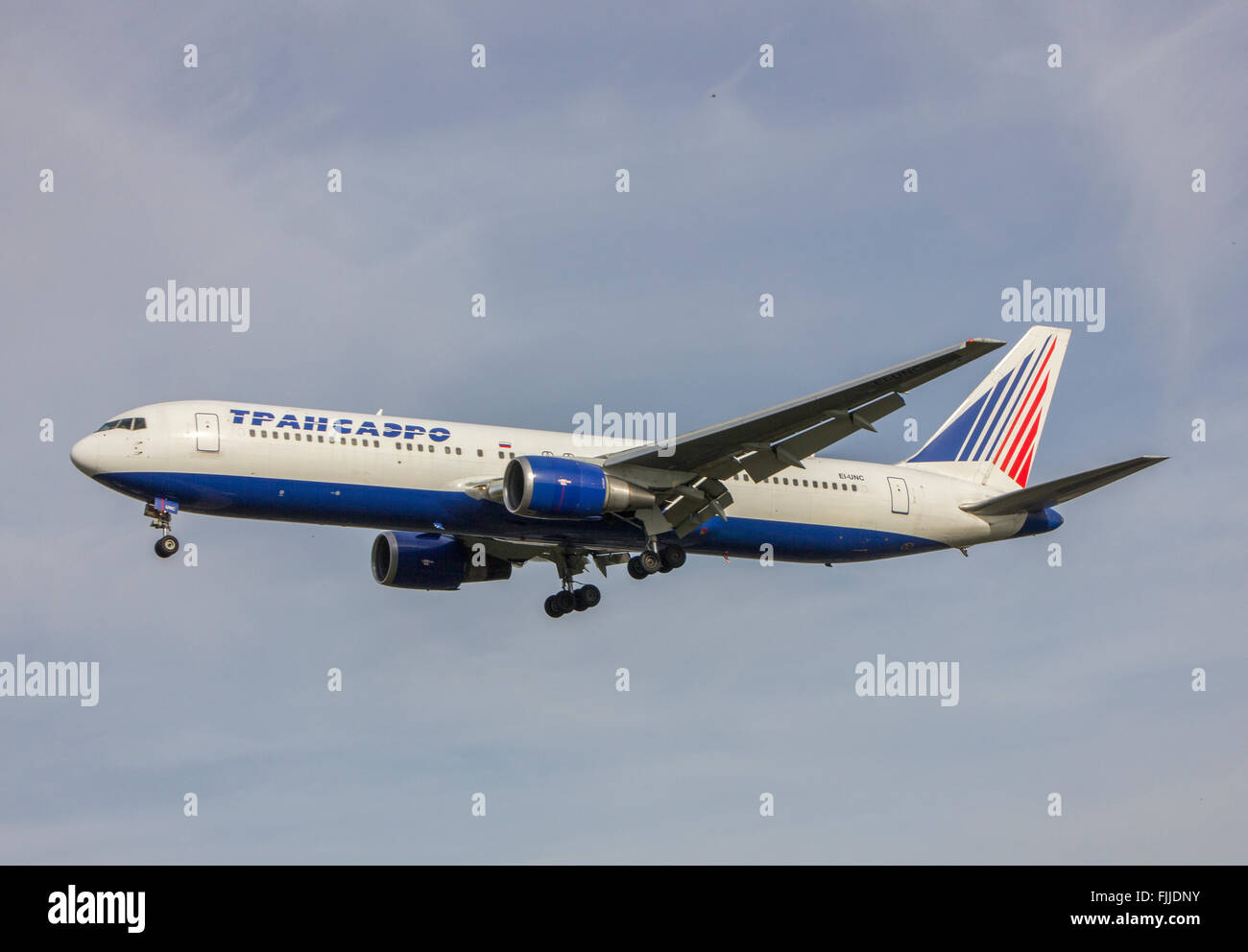 Boeing 767 Transaero Airlines à l'atterrissage à l'aéroport de Londres Heathrow LHR Banque D'Images