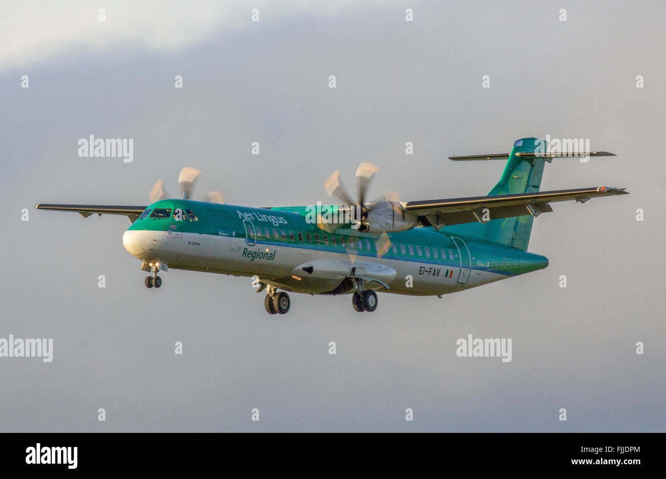 L'ATR 72 d'Aer Lingus, à l'atterrissage à l'aéroport de Newcastle Banque D'Images
