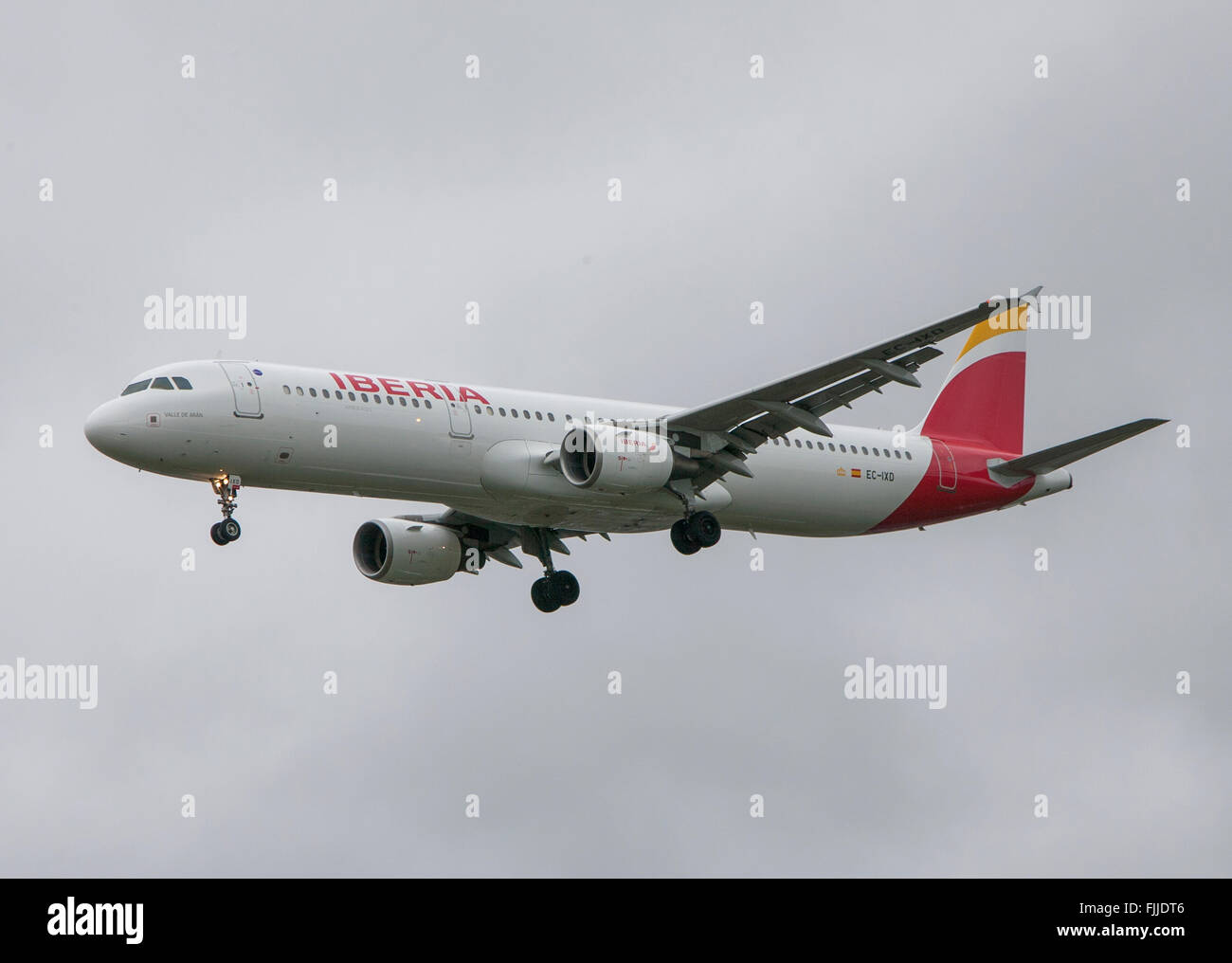 Airbus A321 d'Iberia Airlines à l'atterrissage à l'aéroport de Londres Heathrow LHR Banque D'Images