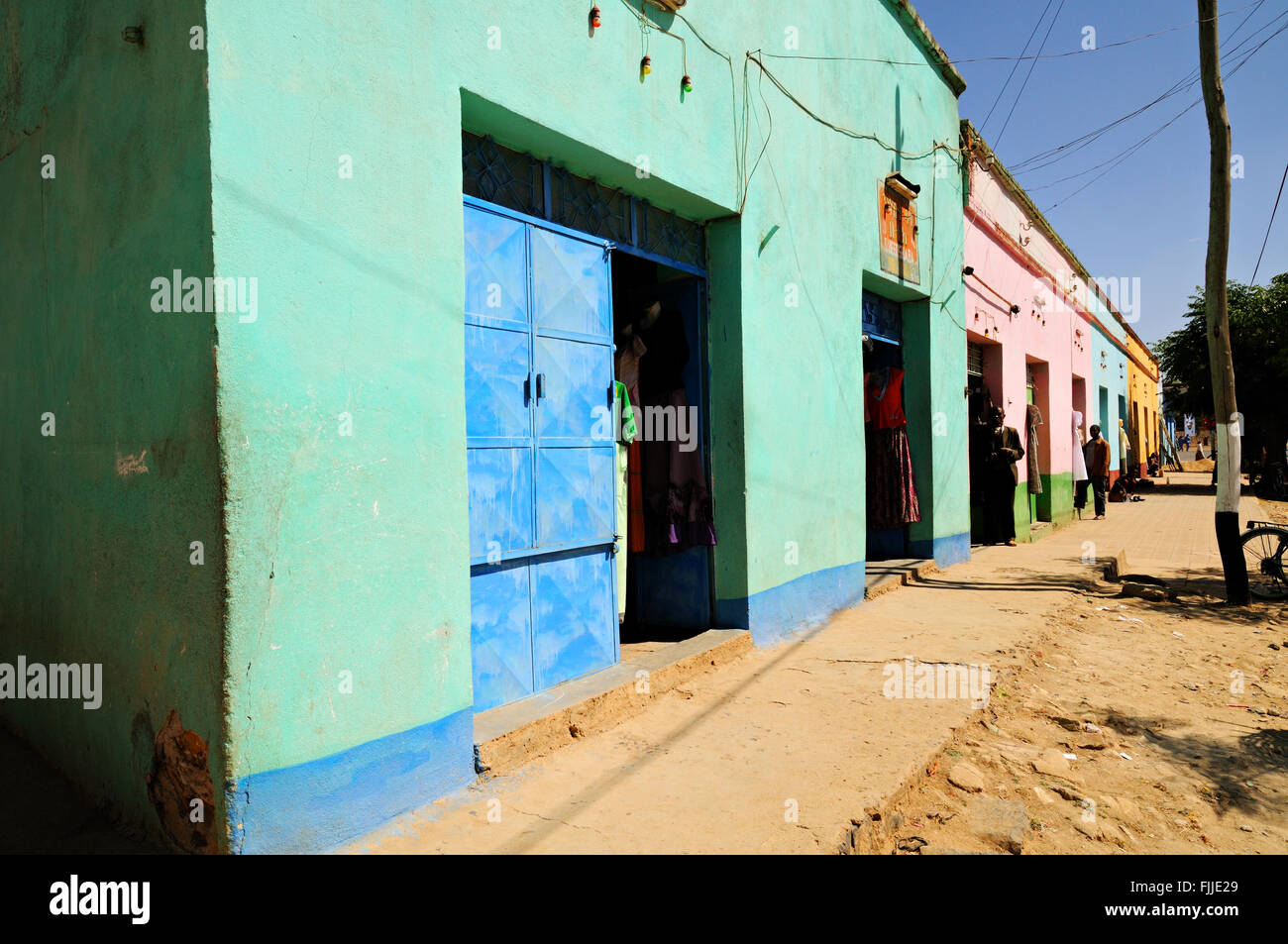 Boutiques de couleur dans une rue d'Axoum (ou) d'Axoum, région du Tigré, en Ethiopie Banque D'Images