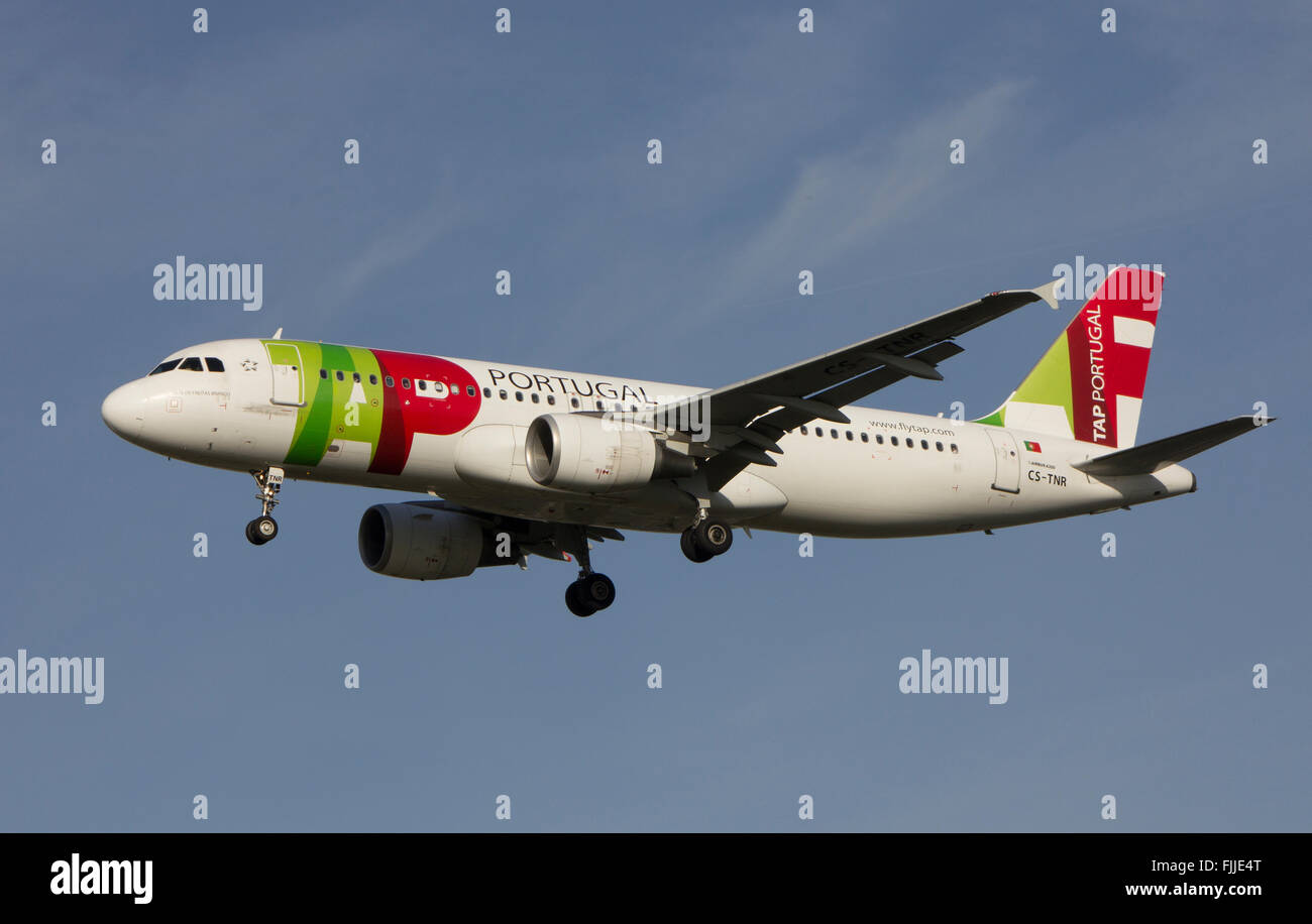 Airbus A320 de la TAP Portugal Airlines à l'atterrissage à l'aéroport de Londres Heathrow LHR Banque D'Images