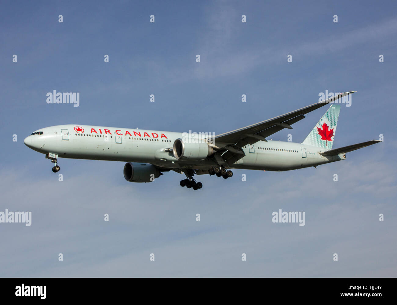 Boeing 777 d'Air Canada, à l'atterrissage à l'aéroport de Londres Heathrow LHR Banque D'Images