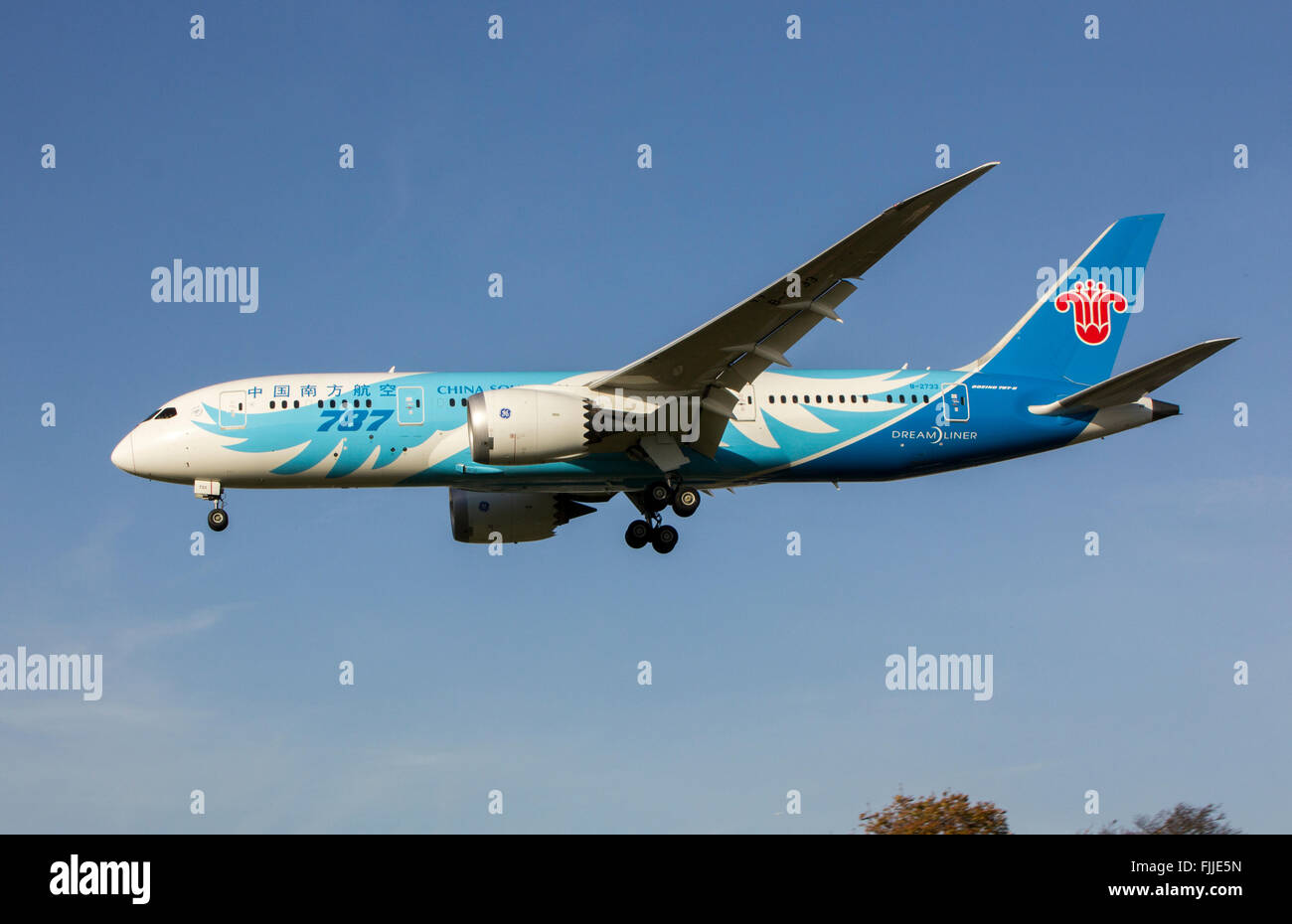 Boeing 787 Dreamliner de China South Airlines à l'atterrissage à l'aéroport de Londres Heathrow LHR Banque D'Images