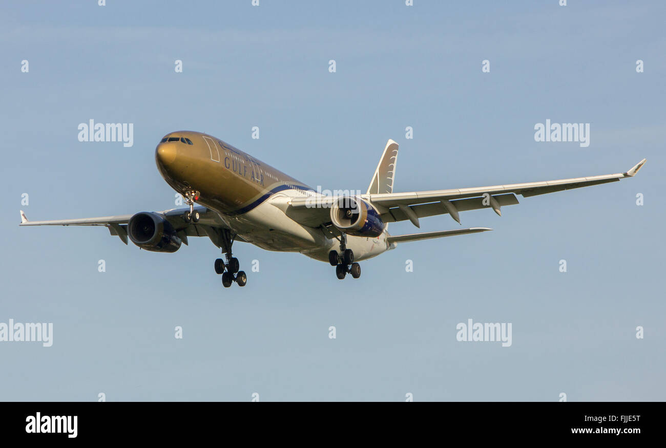 Airbus A330 de la compagnie Gulf Air Airlines à l'atterrissage à l'aéroport de Londres Heathrow LHR Banque D'Images