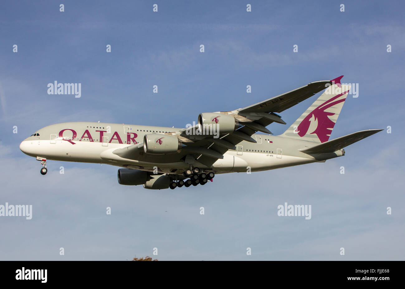 Airbus A380 de Qatar Airlines à l'atterrissage à l'aéroport de Londres Heathrow LHR Banque D'Images