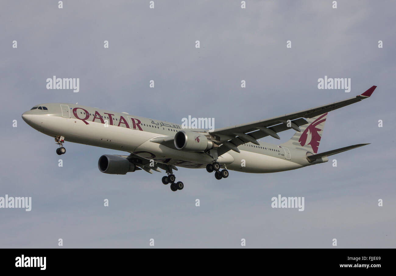 Airbus A330 de Qatar Airlines à l'atterrissage à l'aéroport de Londres Heathrow LHR Banque D'Images