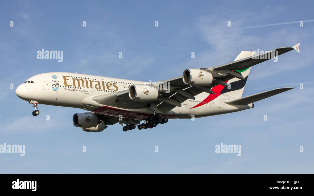 Airbus A380 d'Emirates Airlines à l'atterrissage à l'aéroport de Londres Heathrow LHR Banque D'Images